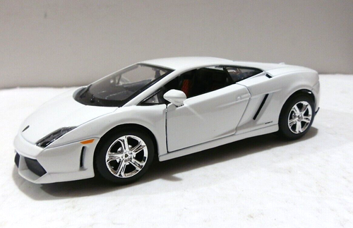 Maisto 1/24 White Lamborghini Gallardo LP 560-4
