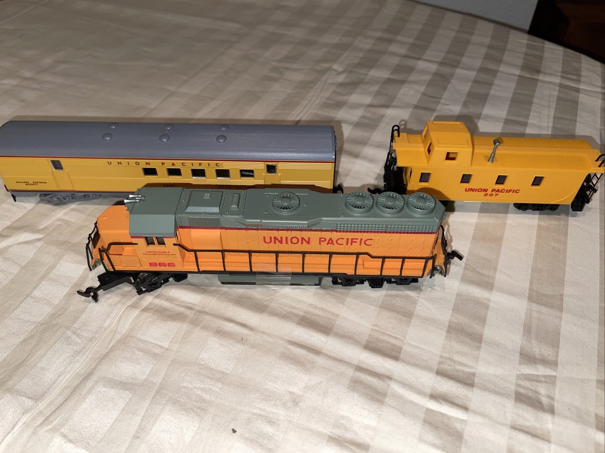 BACHMANN HO SCALE UNION PACIFIC DIESEL LOCOMOTIVE # 866 # 2065