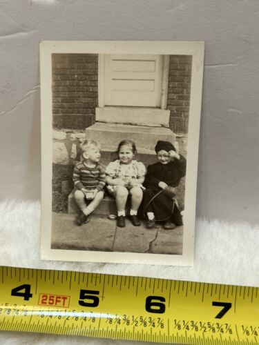 Vintage Photo Snapshot Of Cute Little Kids Sitting On Steps  - Afbeelding 1 van 2