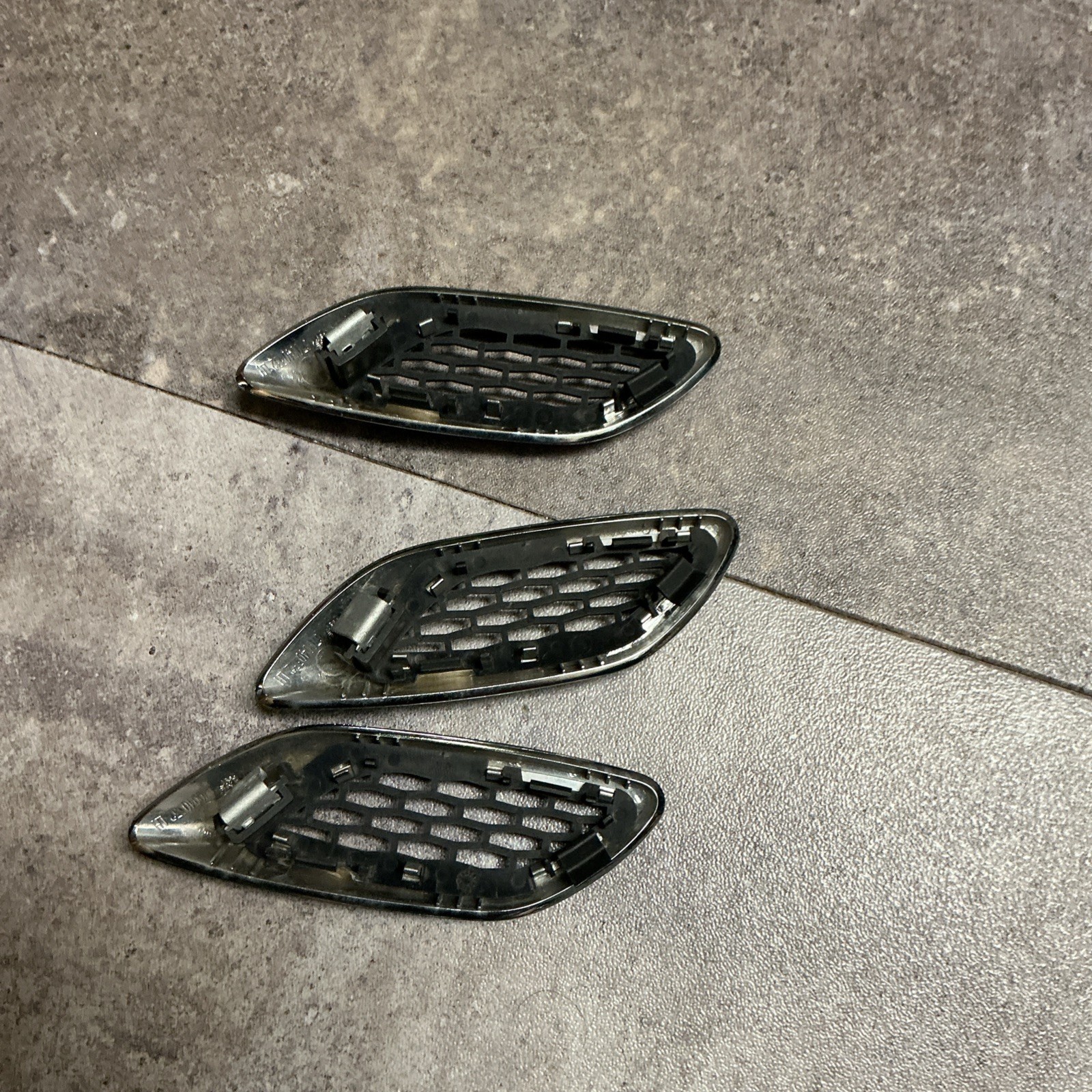2017-2022 Maserati Levante LH Fender Grill Molding 670040332 Set Of 3