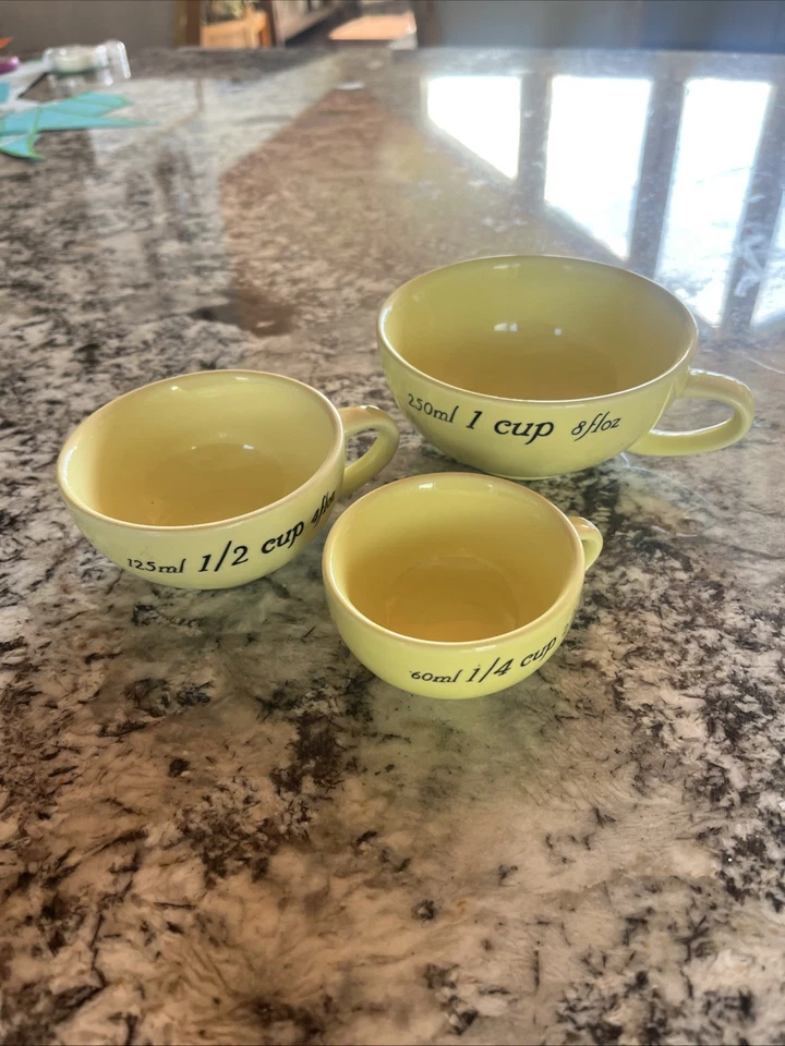 Juego de vasos medidores de cerámica apilables en amarillo Foto 3 de 4