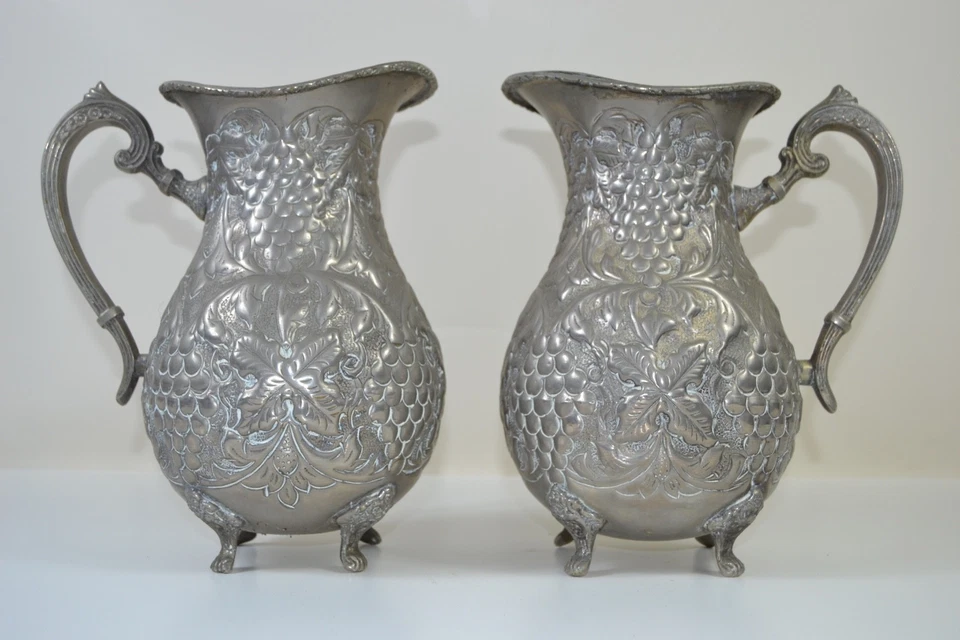 Par de jarras chapadas en plata vintage - uva ornamentada con patas estilo barroco Foto 2 de 4