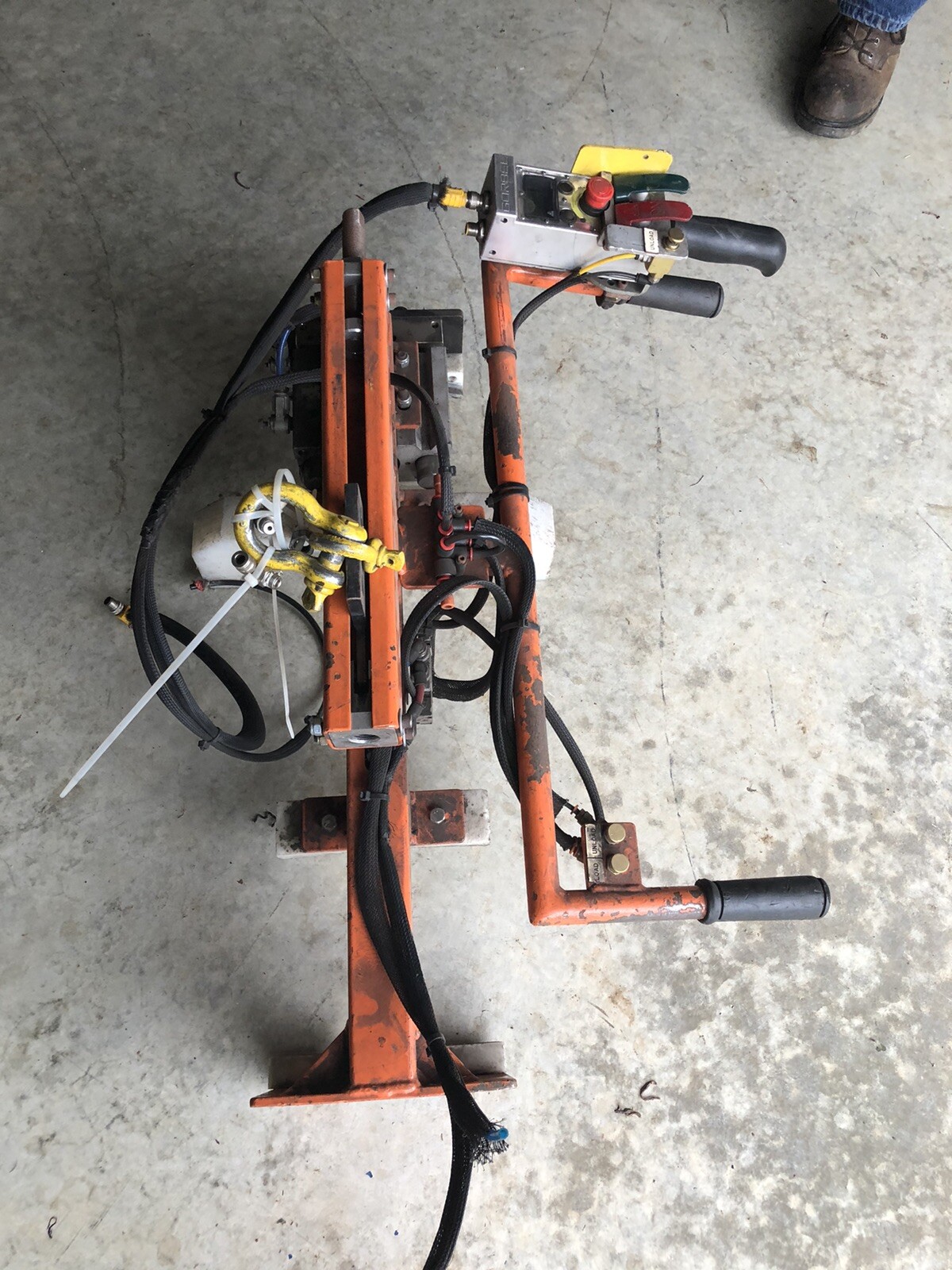 Gorbel Air Actuated Lift Assist Jib Crane Grelly UK