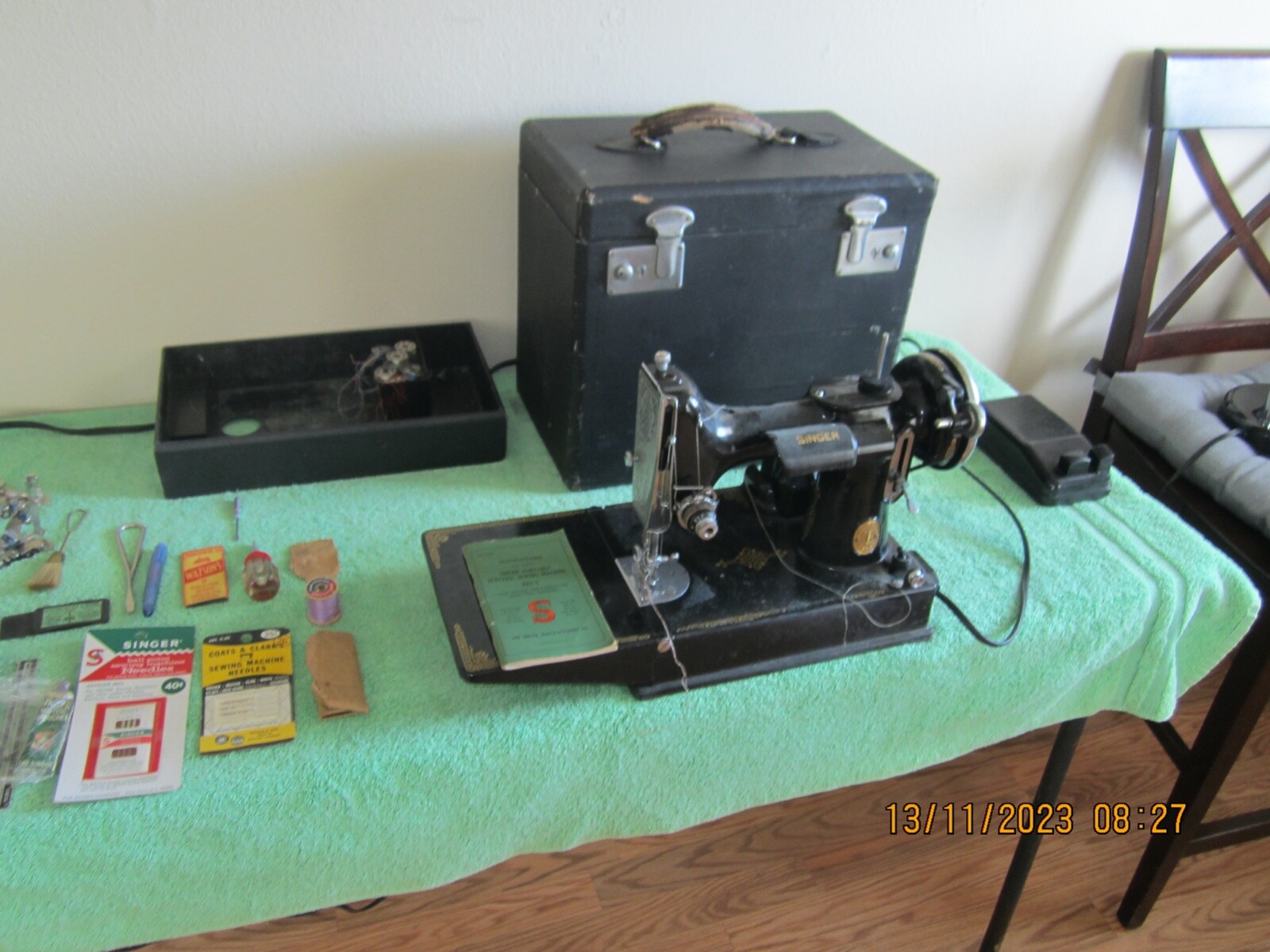 Vintage Singer Featherweight Model 2211 Portable Sewing Machine w/case