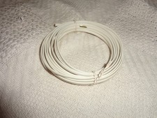 environ 25 pieds de câble téléphonique fixe plat et blanc. pas de fixations sur les extrémités