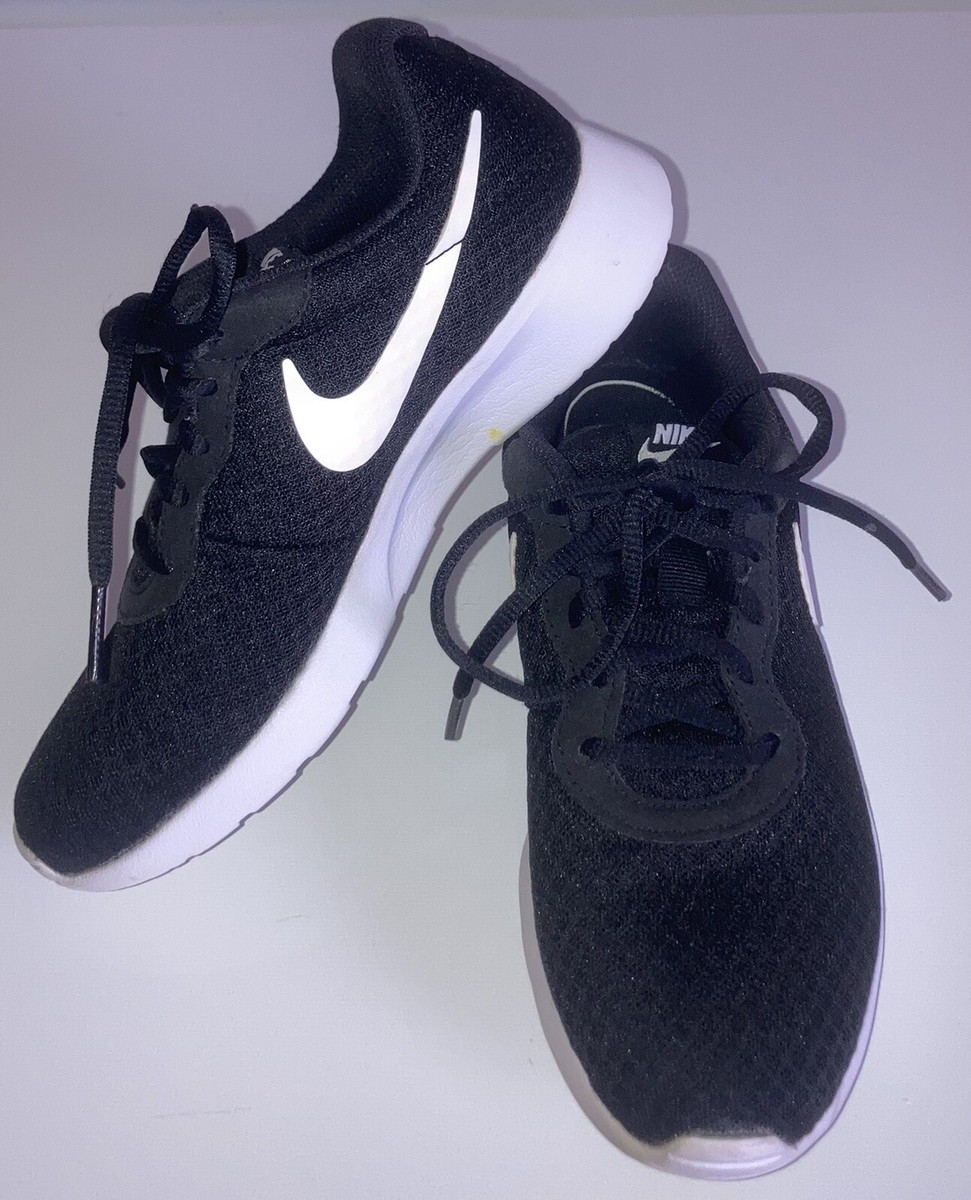 nike tanjun black white womens