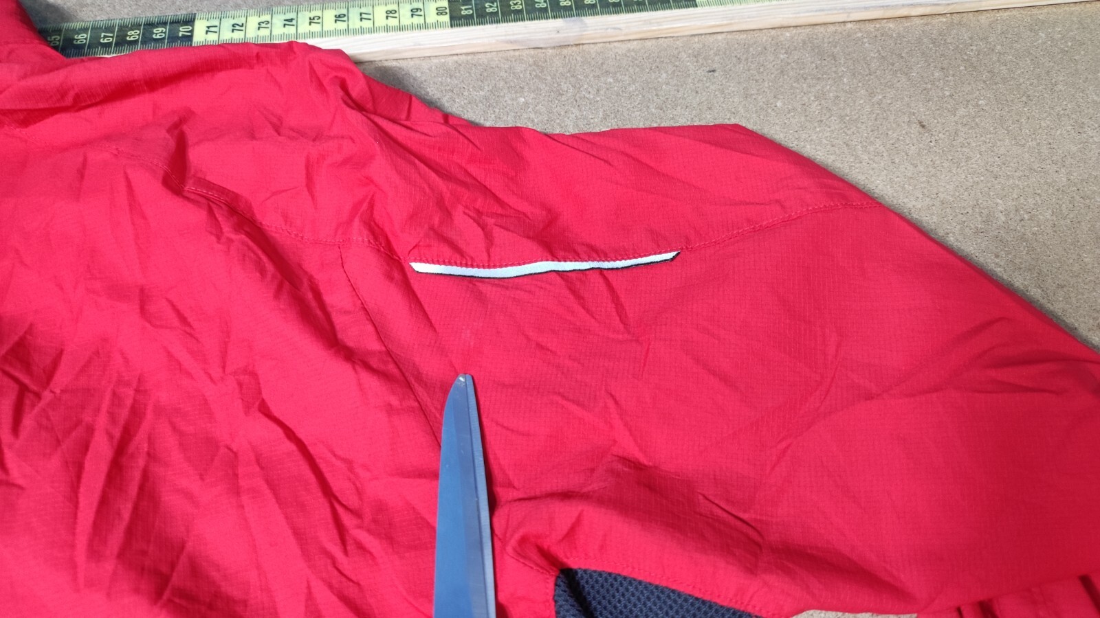 Giacca sportiva Salomon rossa leggera pista corsa taglia M ciclismo climawind