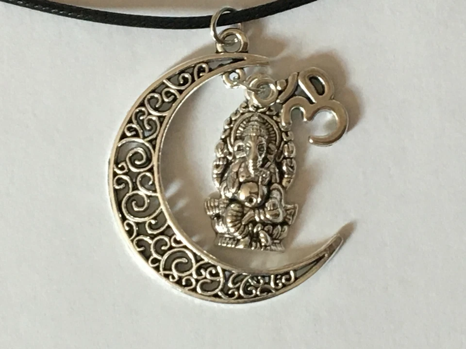 Ganesha Ohm Luna Colgante con cadena de cuero Foto 3 de 4