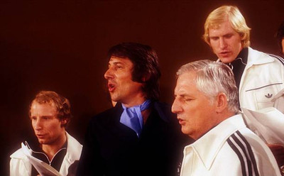 Udo Jurgens team captain Berti Vogts national coach Jupp Derwall - 1978 Photo 2