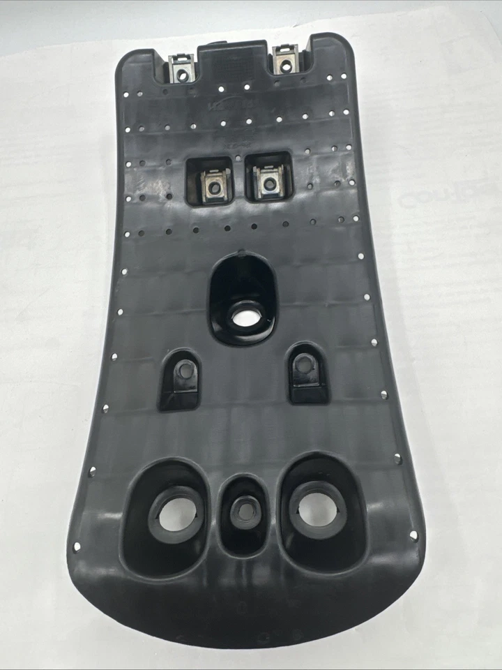 Guardabarros interior trasero TRIUMPH THRUXTON 1200 2016-2022 OEM 2302540 Foto 3 de 4