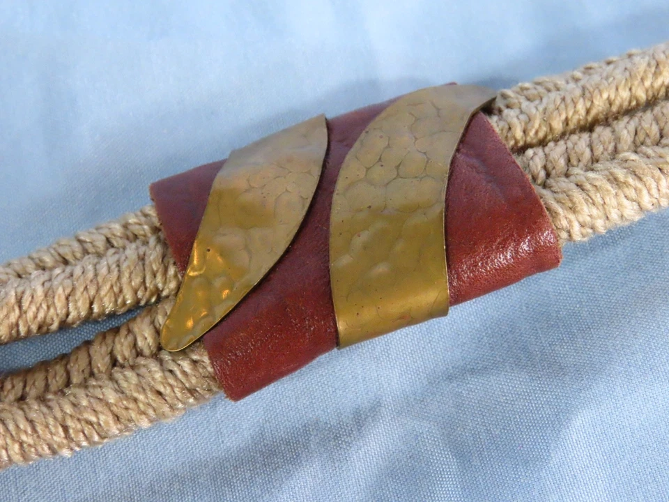 CINTO VINTAGE DÉCADA DE 1970 bege corda elástica couro latão martelado ombre fivela frontal em V P - Imagem 2 de 4