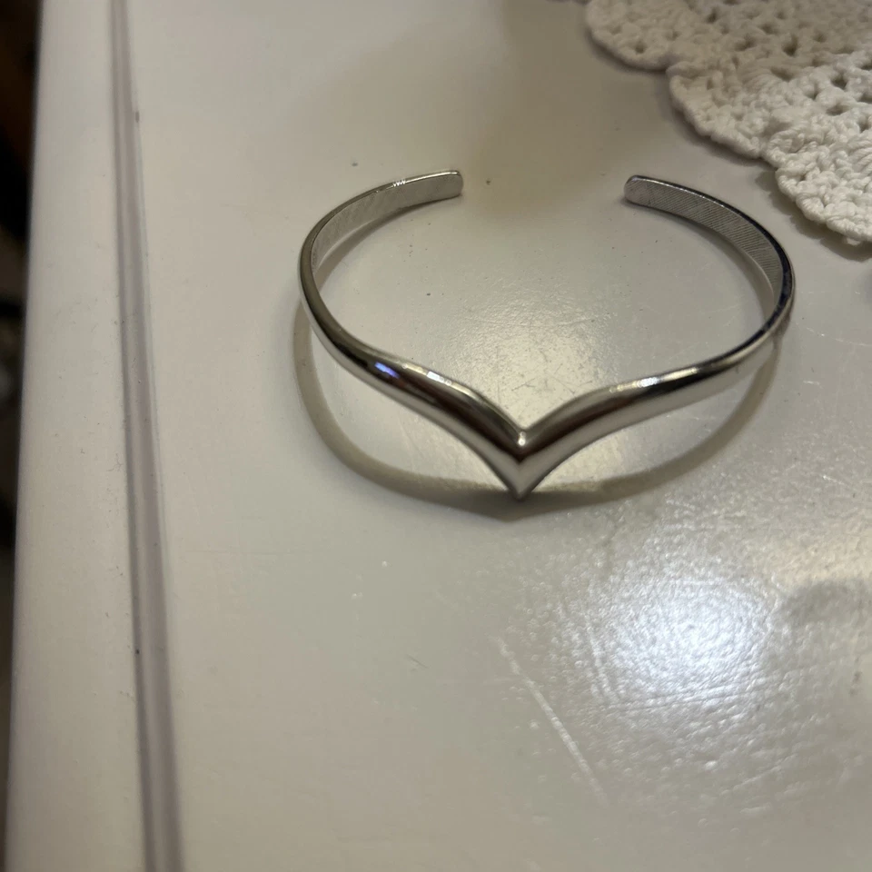 Bracelete vintage Avon ponta V tom prata serve para pulso de até 7 pol. - Imagem 2 de 4