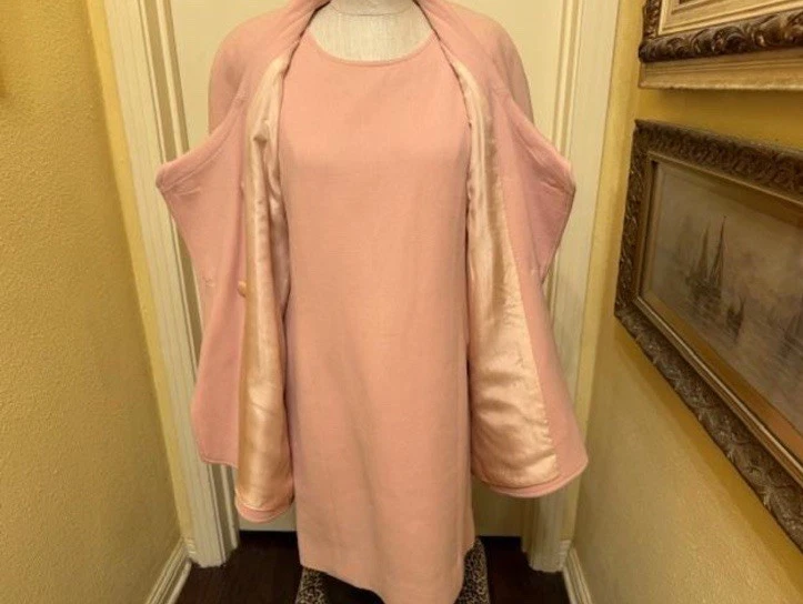 Conjunto de duas peças de terno vintage rosa Chanel vestido casaco - Imagem 4 de 4