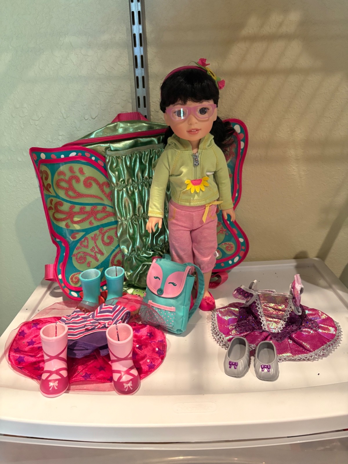 American Girl Wellie Wisher Emerson with carrier, 2 outfits,