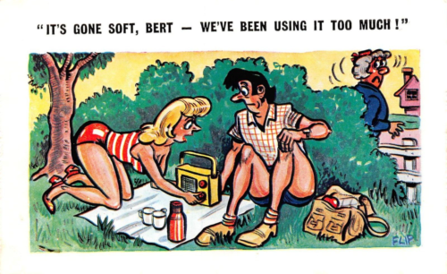 Postkarte Comic Risque Pretty Girls Groß Boobs Nylons Bett Camping (5 Karten) - Bild 1 von 10