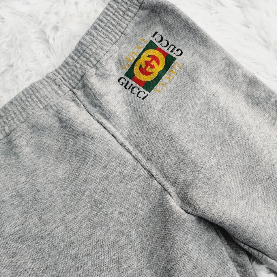 Pantalones deportivos Gucci grises clásicos con logotipo GG para niños talla 8 Foto 2 de 4