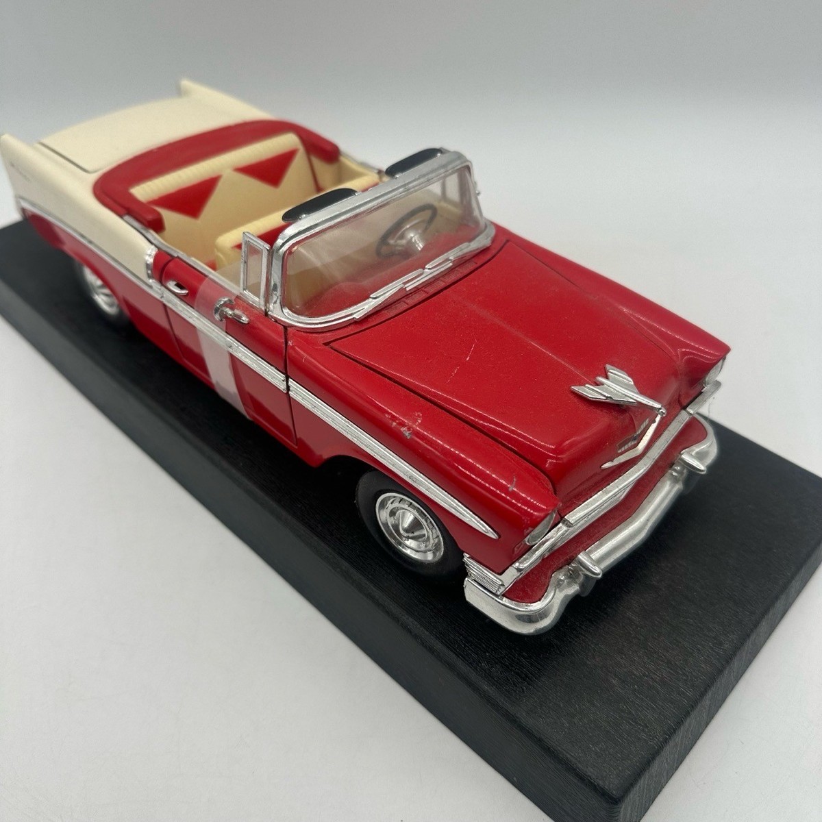ROAD LEGENDS 1957 CHEVROLET BEL AIR CONVERTIBLE #92108 ~ 1/18