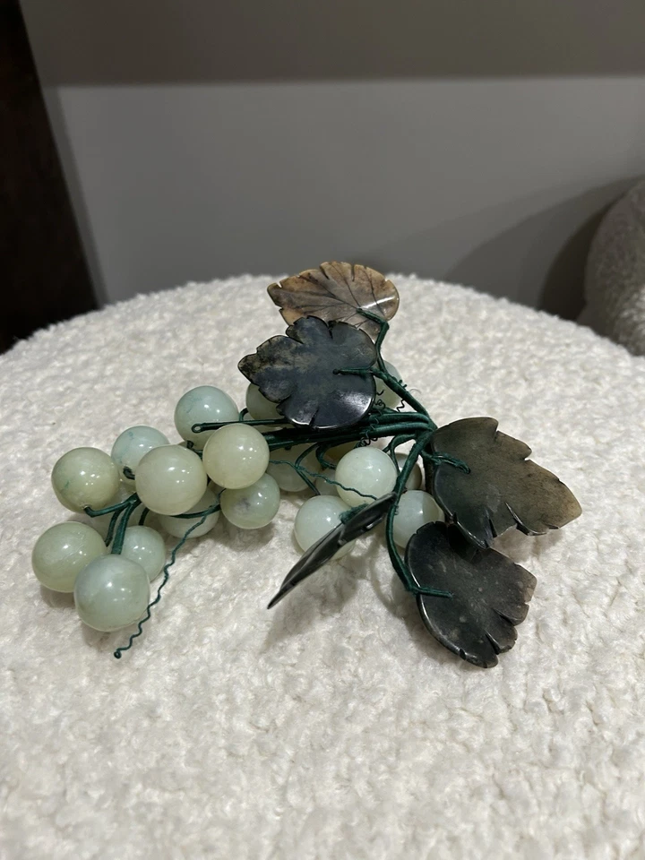 Racimo de uva de vidrio verde claro vintage con hojas de vidrio Foto 3 de 4