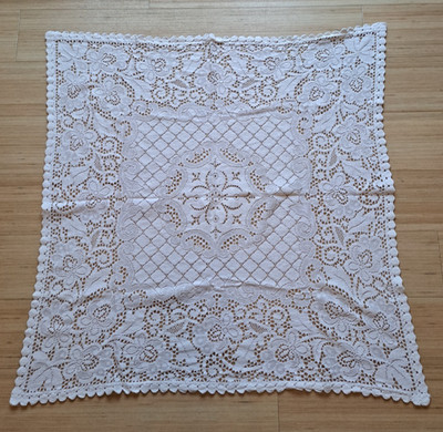 34'' Quadratische Vintage Spitze Tischdecke mit gewelltem Rand Cremeweiß/Creme