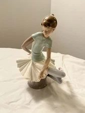 Lladro #13618 Julia Ballerina Girl Sitting Porcelain Figurine RETIRED