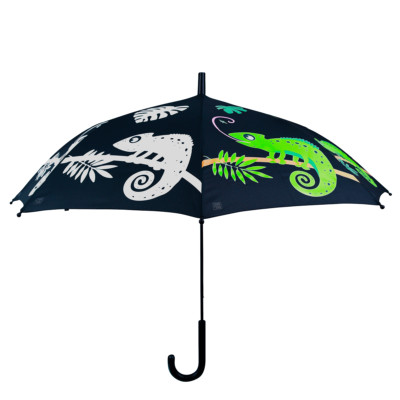 Kinder Regenschirm wechselt die Farbe sobald er nass wird. Im Chamäleon Design
