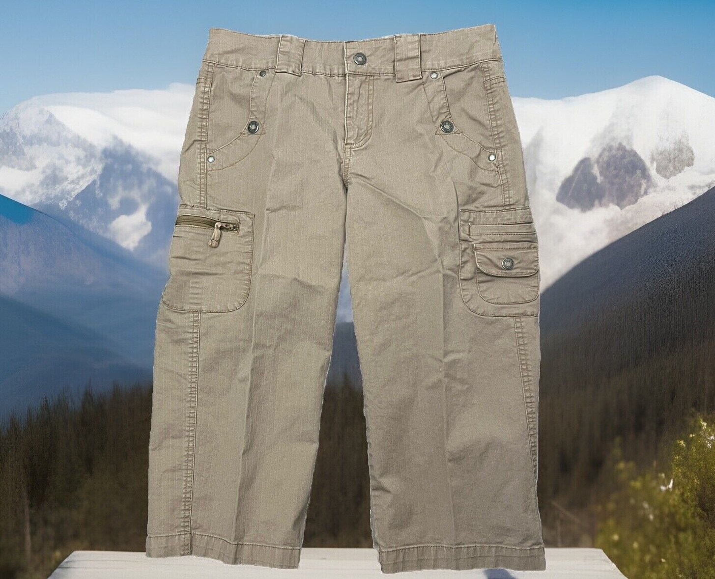 Gloria Vanderbilt Beige Capri Cargo Pants with Zip Pockets Stretch Cotton Size 8 Outdoor Wear