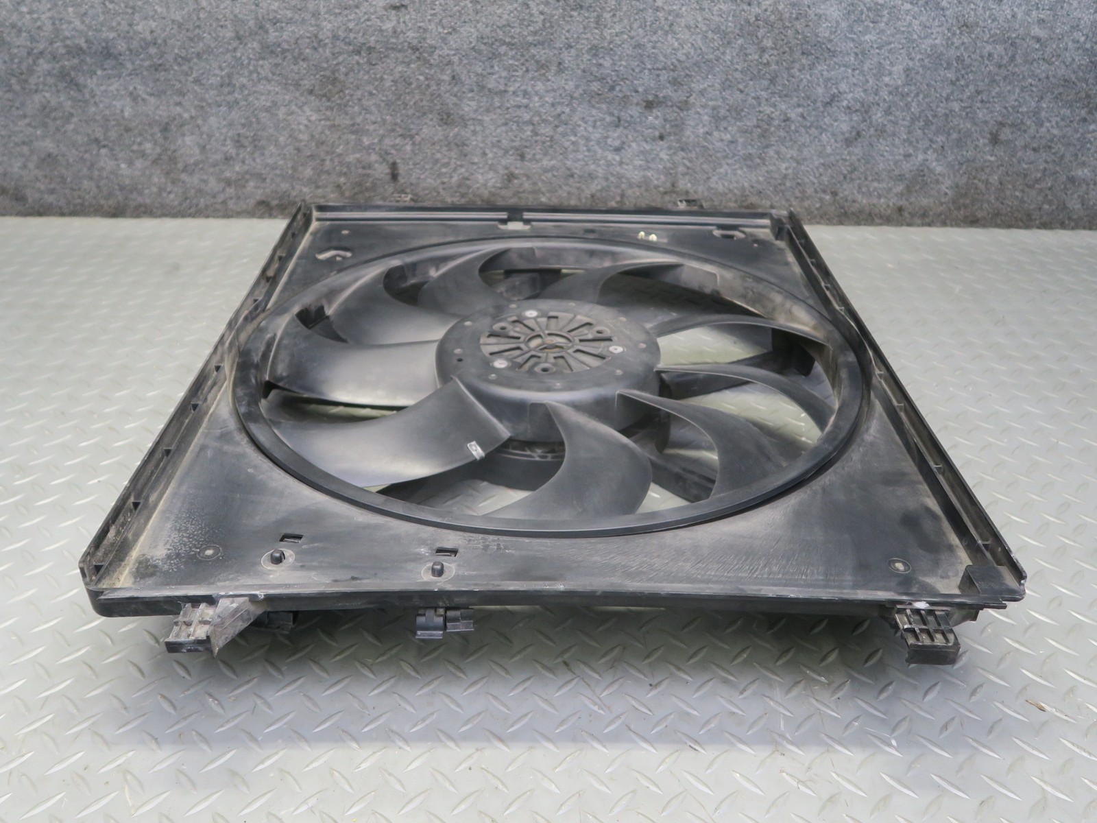 2017-2020 MASERATI LEVANTE M161 3.0L ENGINE COOLING FAN MOTOR SHROUD 16486543