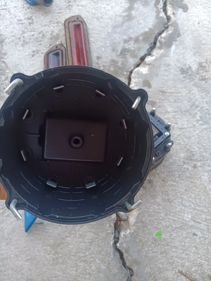 1973 CHEVROLET IMPALA DISTRIBUTOR CAP AND COIL - Image 3 of 4