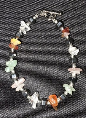Vintage Halbedelstein Chips Memory Kordel Armband mit facettiertem Hämatit