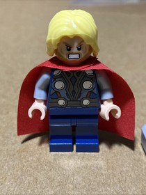 LEGO 6868 Marvel Super superheroes 2012  THOR ONLY (regular Cape, Not Cloth)