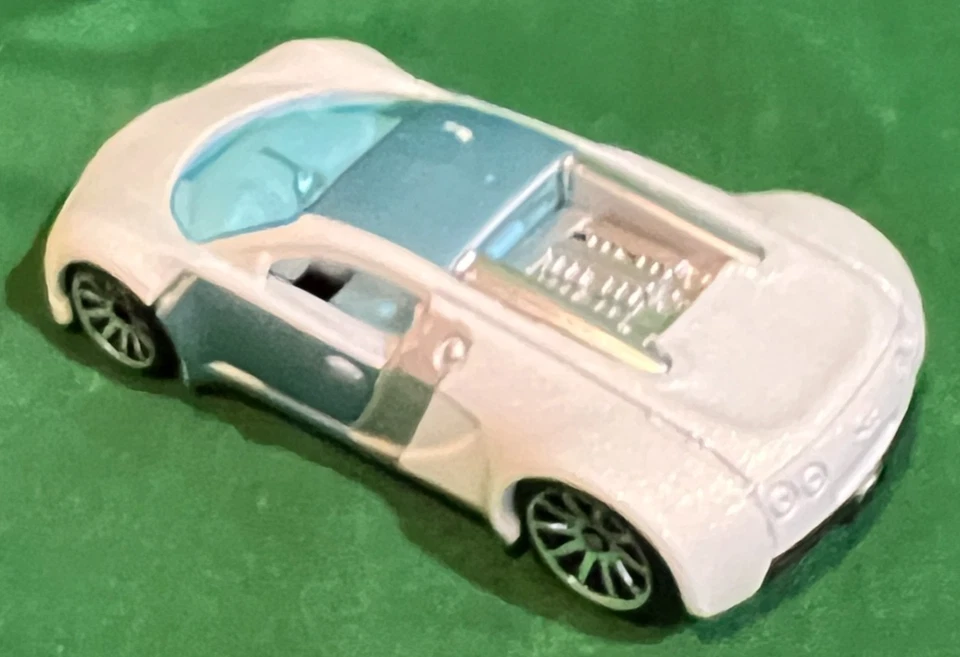 2002 Hot Wheels Mystery Car Bugatti Veyron Great Condition Diecast 1:64 PL22 - Image 2 of 2