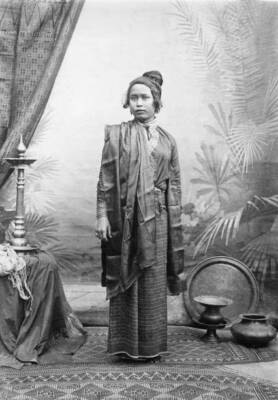 North Sumatra Atjeh Upper class woman of the Aceh ethnic group 1910 OLD PHOTO