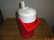 Igloo 1/2 Gallon Red/White Insulated Jug w/Flip-Up Spout for Pouring & Sipping