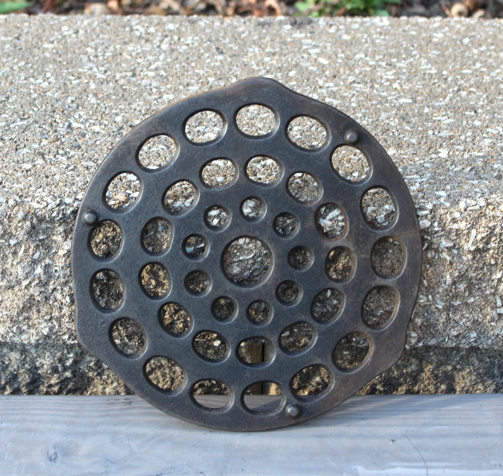 Wagner Ware #2 Cast Iron 8.5" Round Trivet for Dutch Oven, Roaster - READ