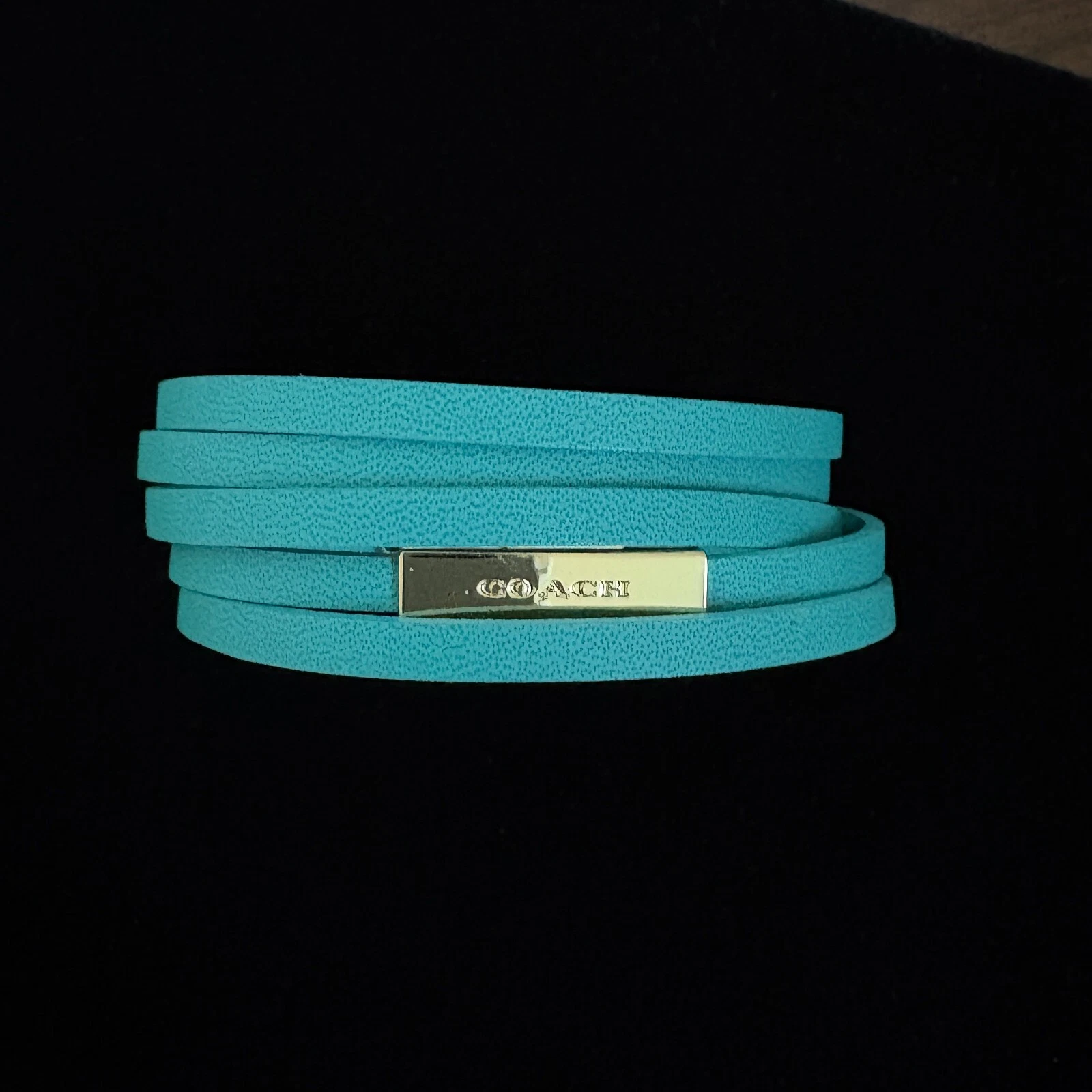 Bracciale Coach Classic 5 fili avvolgente in pelle con chiusura tono oro