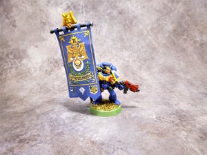 Warhammer-40k-Space-Marines-Ultramarines-Standard-Bearer-Ancient-Metal-OOP