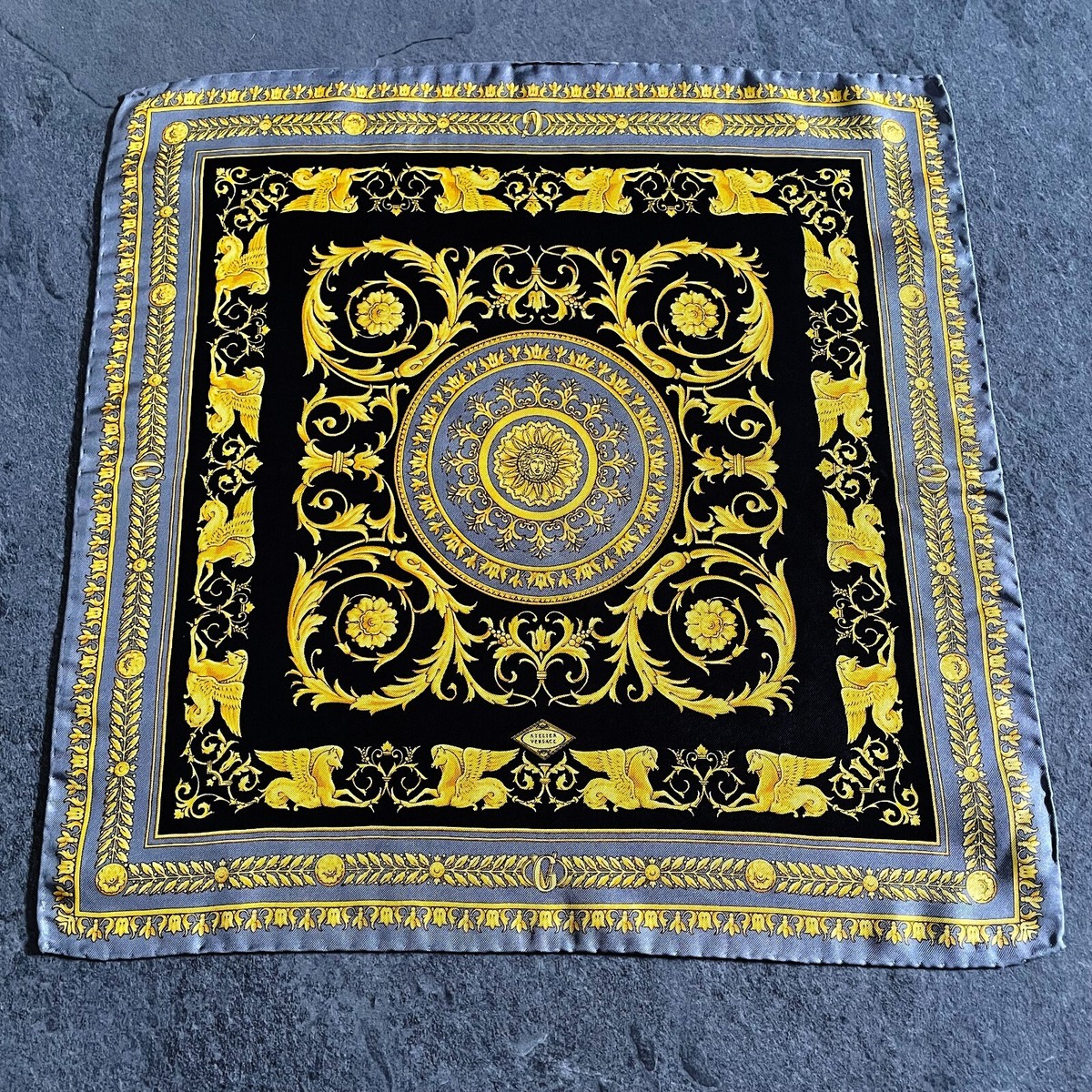 GIANNI VERSACE 雨傘 スカーフ柄 刻印ボタン 極美品 GIANNI VERSACE 傘 総柄 金ボタン ベルサーチ 昭和