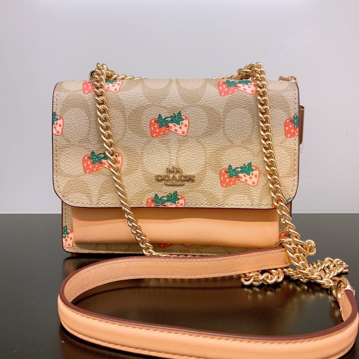 COACH ミニクレア 即日発送！ NWT Coach Mini Klare Crossbody In Signature Canvas With Strawberry