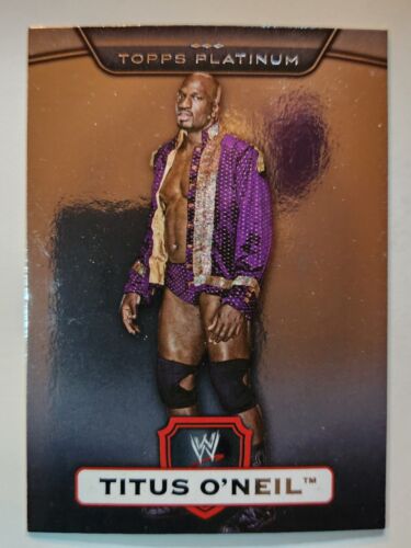 2010 tarjeta de platino Topps WWE #85 TITUS O'NEIL (RC) novato - Imagen 1 de 2