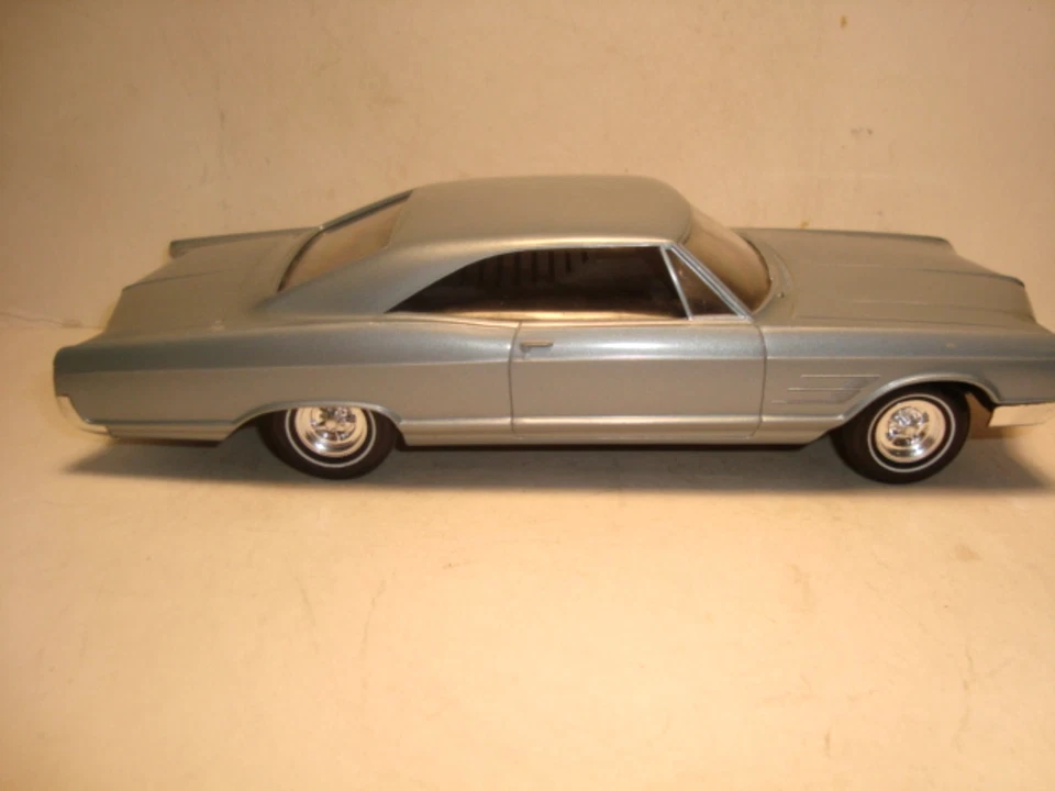 AMT 1965 Buick Wildcat 2 DRHT Philco Radio Dealer Promo Model Car - Image 2 of 4