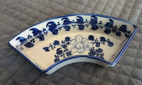 Asian Blue And White Serving Dishes In Round Wicker Basket - Picture 10 of 17