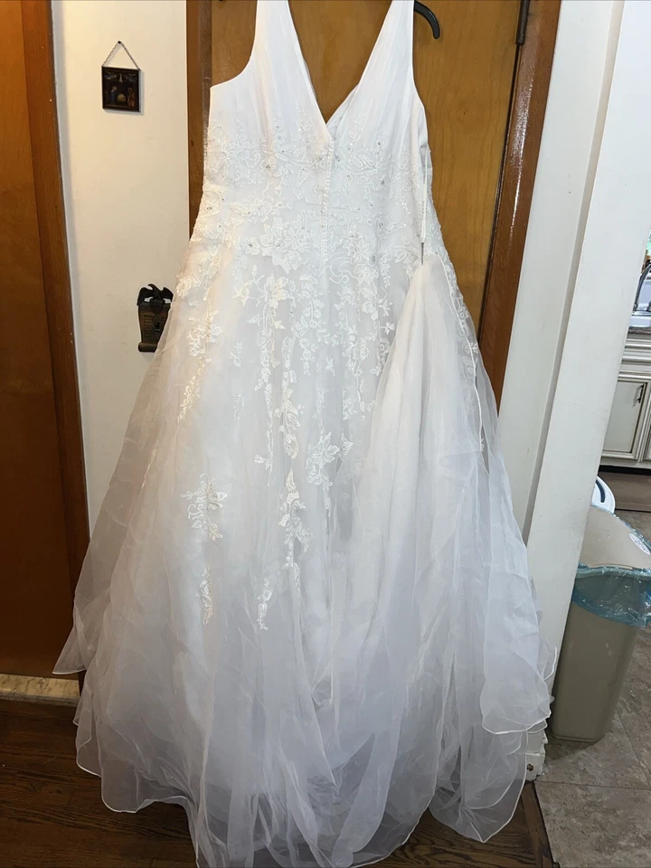Vestido de novia David, talla 22, enagua blanca, doble velo, tren, bordado Foto 4 de 4