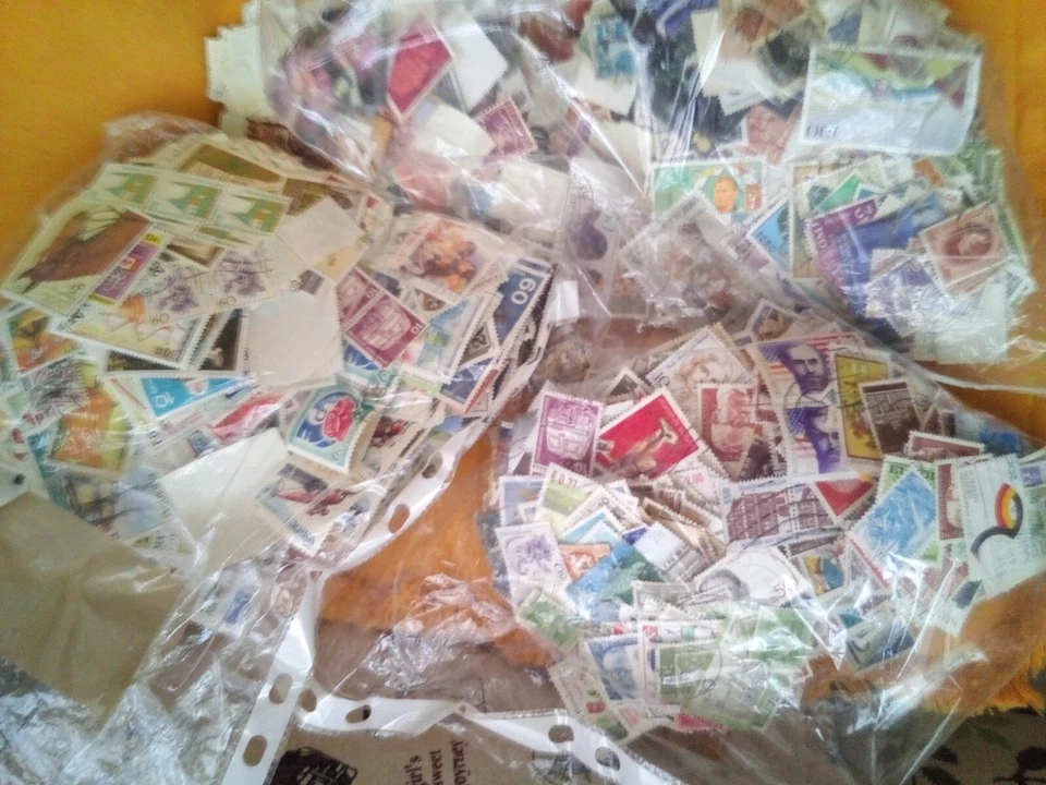 Lot of 1000 different worldwide post stamps - Image 3 of 3