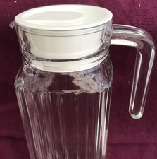 Arcopal Wasser/Milch/Saftkännchen mit Deckel, klar geriffeltes Glas, eckig, Frankreich, 2 Pkt.