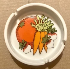 VEGETABLE DESIGN VINTAGE 1970S MEDIUM SIZED ROUND WHITE & ORANGE CERAMIC ASHTRAY