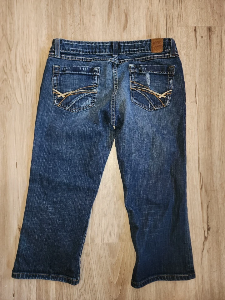 BKE Jeans Payton Capri Feminino 31 31x18 Crop Cintura Baixa Azul Lavagem Escura Fivela Denim - Imagem 4 de 4