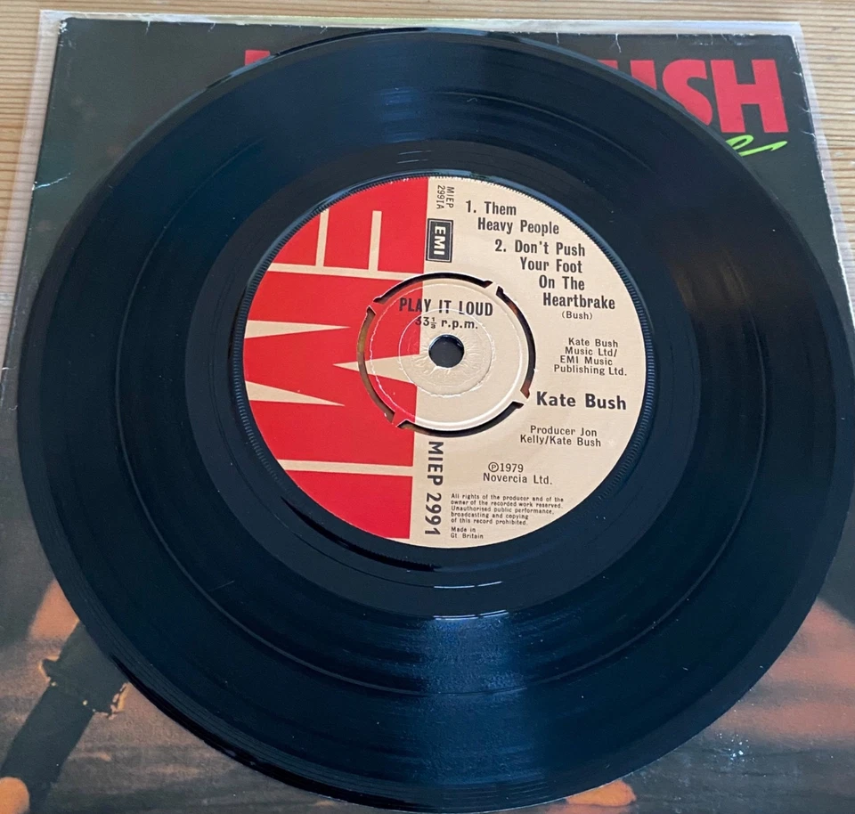 Kate Bush - On Stage -Black 7" E.P. - Gatefold Sleeve - Very Good Plus Condition - Image 4 of 4