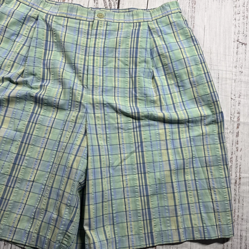 Alfred Dunner Women's Shorts Seersucker SIZE 16 ELASTIC SIDES  BERMUDA - Image 3 of 4