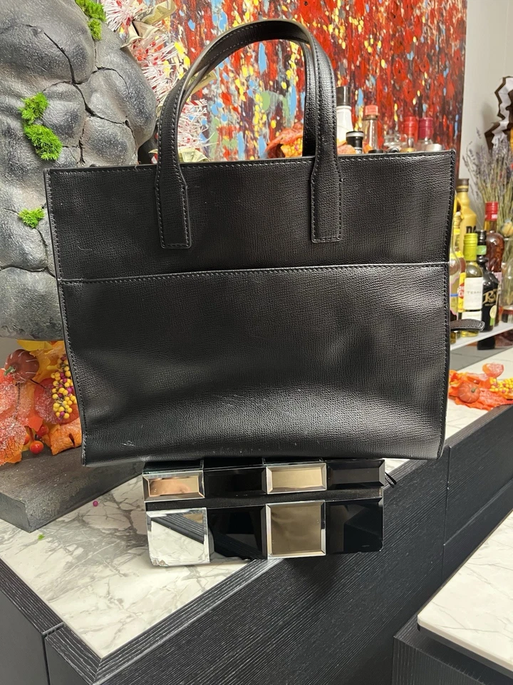 Bolso Karl Lagerfeld blanco y negro con firma roja Foto 4 de 4