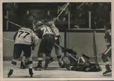 1977 Press Photo Steve Vickers scuffles with Al Cameron - lfx07413